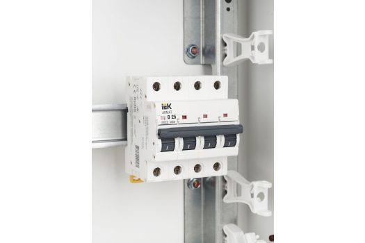 ARMAT Автоматический выключатель M06N 4P D 25А IEK