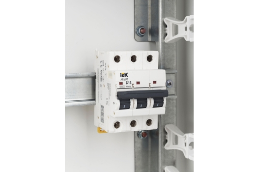 ARMAT Автоматический выключатель M06N 3P C 13А IEK