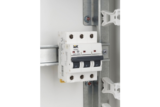 ARMAT Автоматический выключатель M06N 3P C 2А IEK