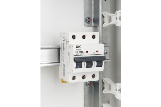 ARMAT Автоматический выключатель M06N 3P D 20А IEK